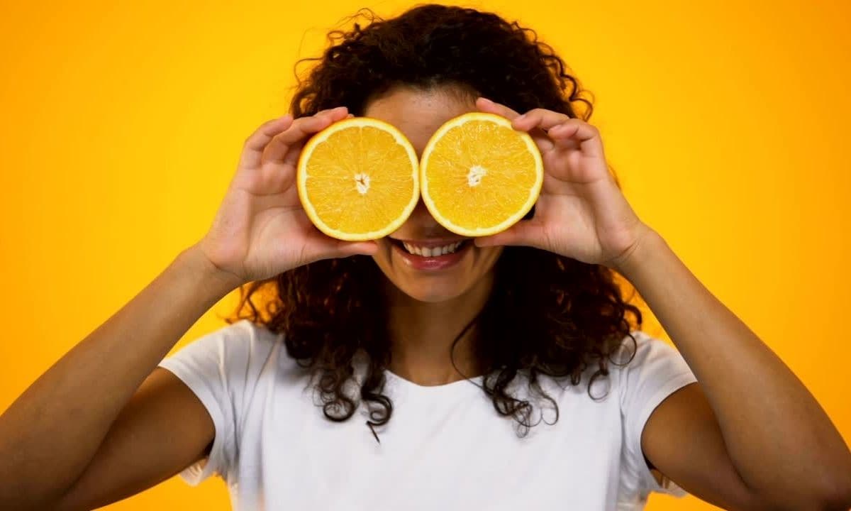 Witamina C na twarz – jakie daje efekty i jak ją stosować?