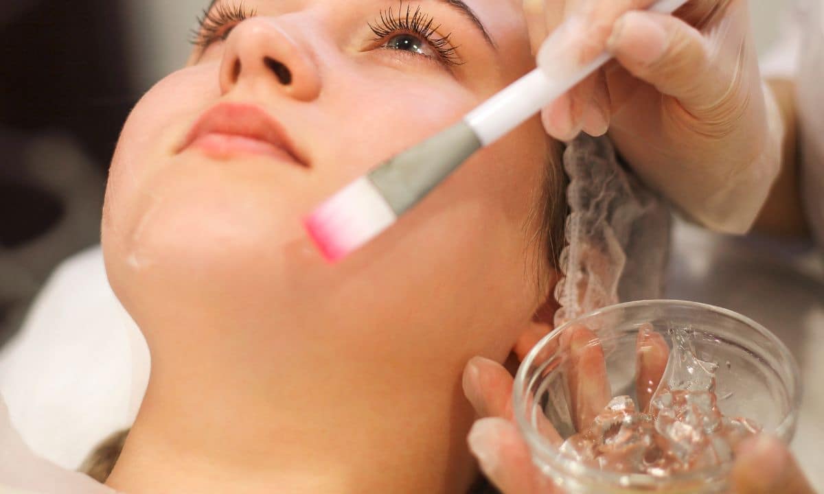 Kwasy w Pielęgnacji Skóry Dojrzałej Jesienią i Zimą